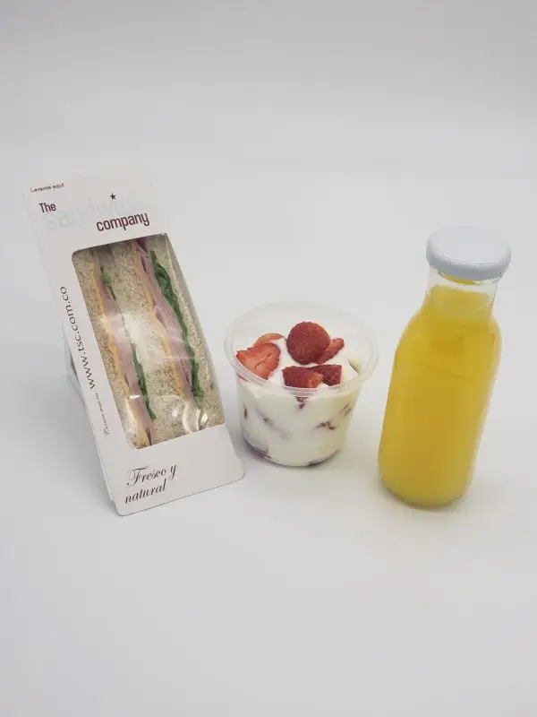 Refrigerio de sandwich fresas con crema y jugo de naranja