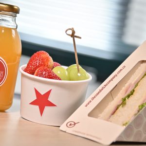 Refrigerio de sandwich Pret de Jamón & Queso, jugo natural y mini bowl de fruta