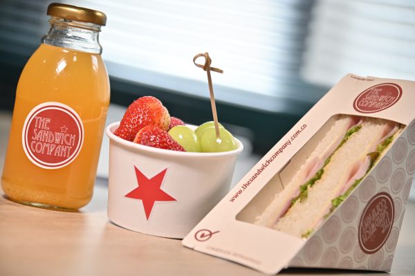 Refrigerio de sandwich Pret de Jamón & Queso, jugo natural y mini bowl de fruta