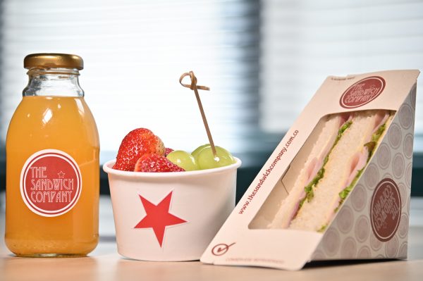Refrigerio de Sandwich Pret de Jamón & Queso, jugo natural de naranja y mini bowl de frutas