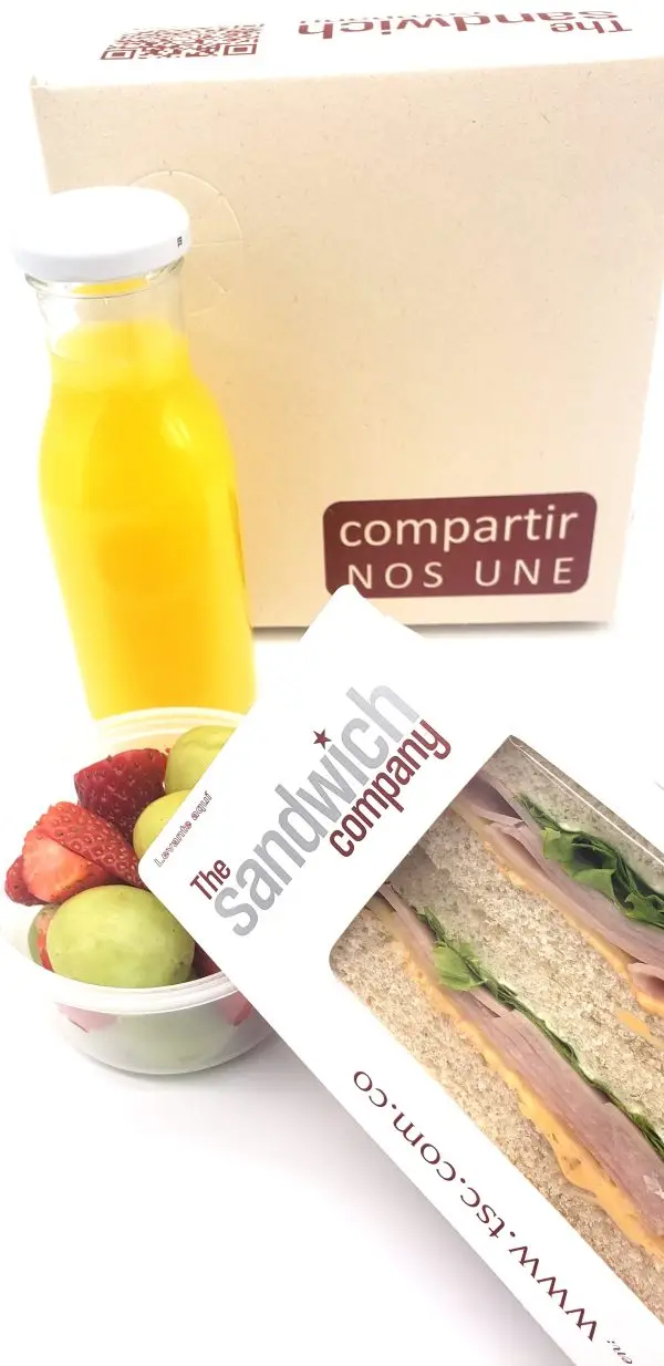 Sandwich, Mini Bowl de Frutas y Jugo de Naranja - Imagen 4