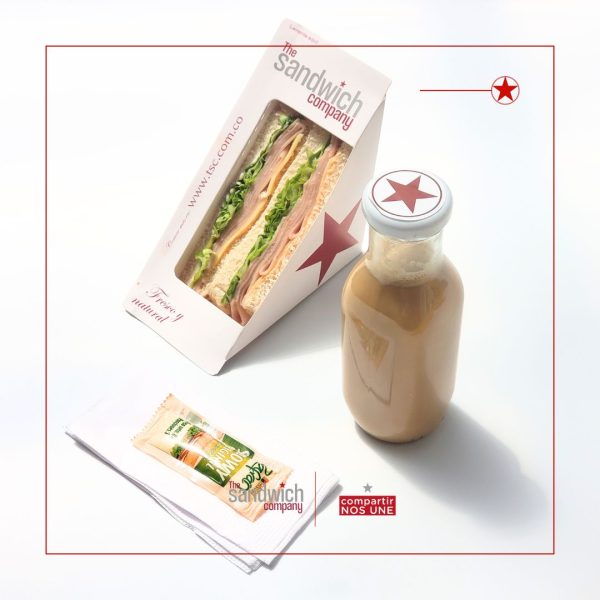 Refrigerio de sandwich y café frio