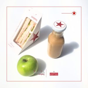 Refrigerio de sandwich, cafe frio y manzana