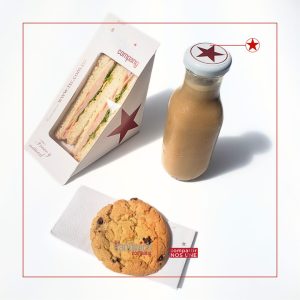 Refrigerio de sandwich cafe frio y galleta