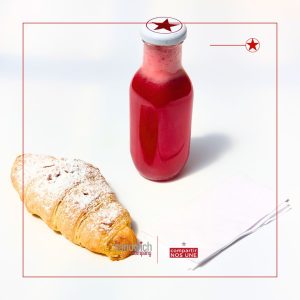 Croissant de almendras y jugo de mora en envase de vidrio de 250 ml
