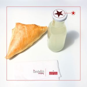 Refrigerio de limonada y pastel de pollo