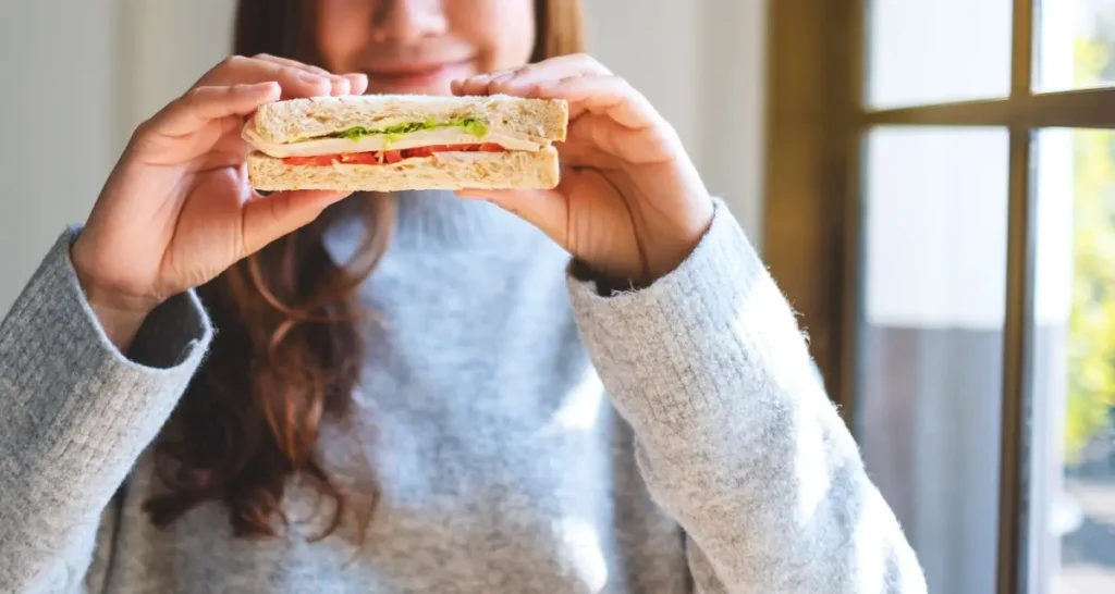Mujer con un sandwich