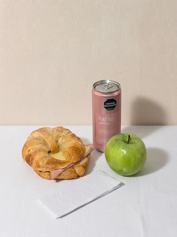 Combo de Croissant de Jamón & Queso, Manzana y Soda Hatsu